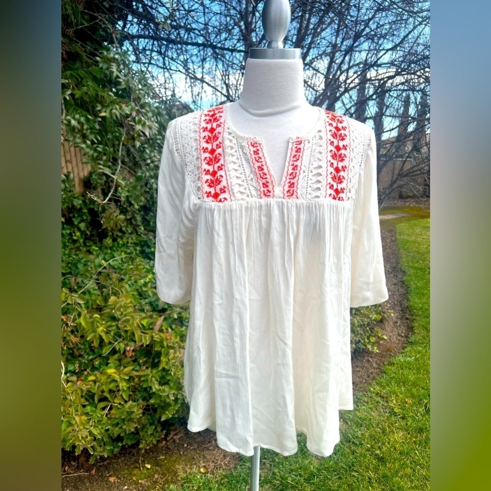 MOSSIMO supply Co. Embroidered cream Top